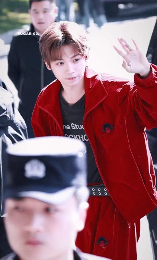 梓渝allred机场出发 梓渝全红造型 梓渝allred机场出发，梓渝全红造型，