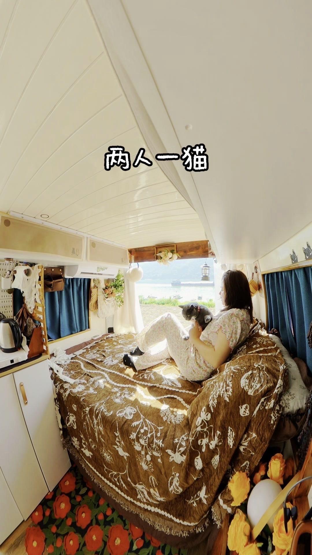 🚐花2万自改房车，两人一猫开着环游南方过年，朋友总问没厕所没洗衣机能舒服吗？