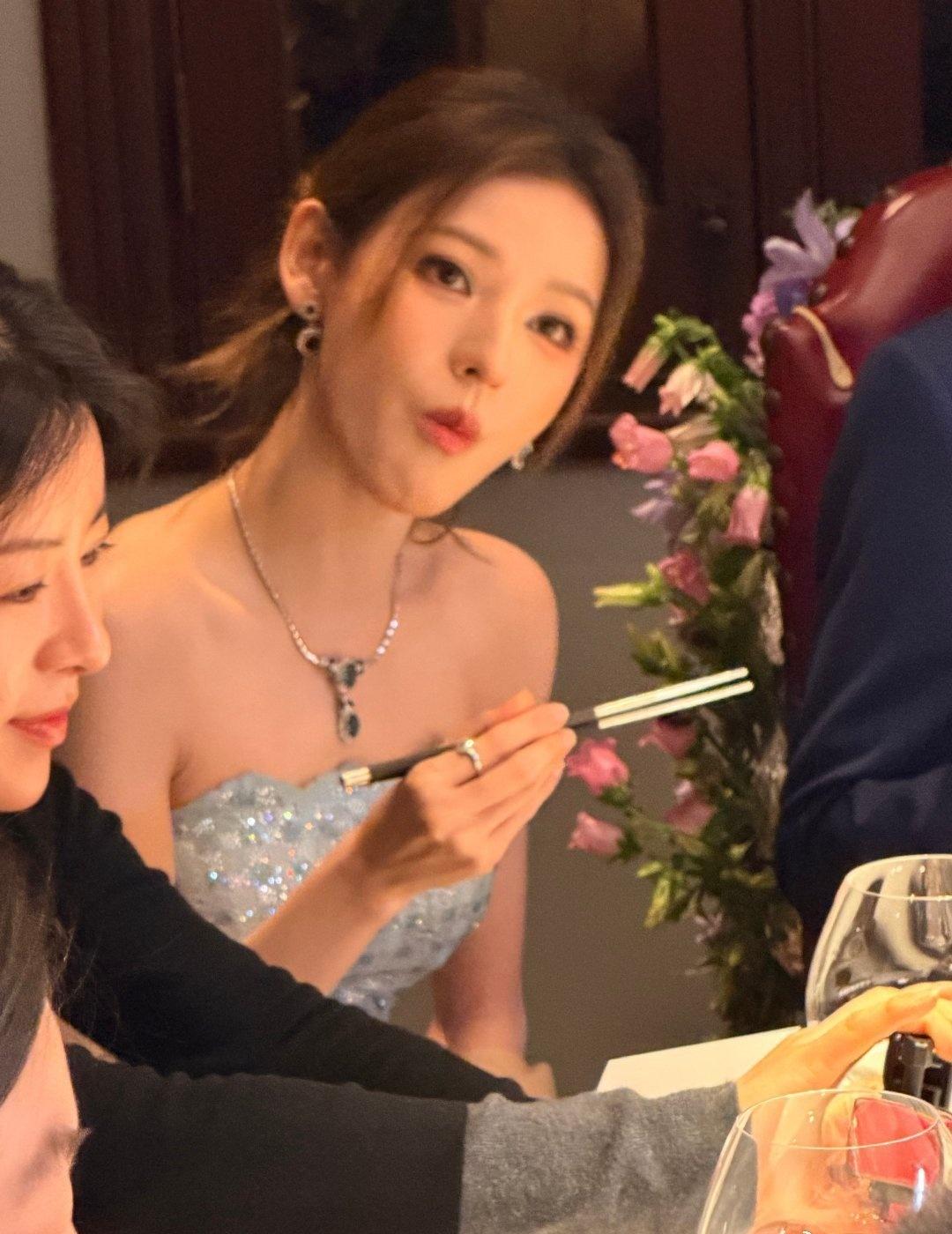 张予曦网友在上海和张予曦一起吃饭 张予曦在上海被偶遇吃饭，状态松弛又好看，穿搭充