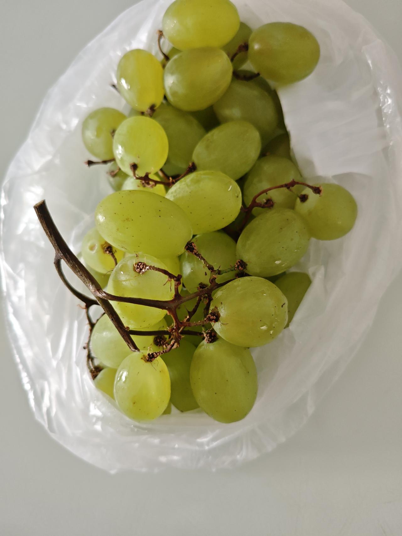 高温天气下的饮食应该注意什么高温天气多吃点水果，多吃点杂粮，鸡蛋，多喝水，䃼充蛋