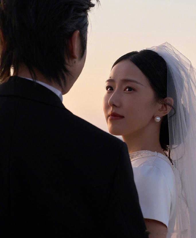 白举纲举行婚礼，公开圈外妻子正脸照，感慨有幸娶勇敢女孩，6月官宣升级当爸，女儿如