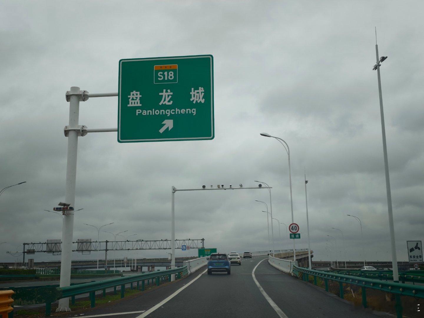 武汉今天也挺冷啊 现在外面14度 现在去收个车 下午再交付一台车[收到]  ​​