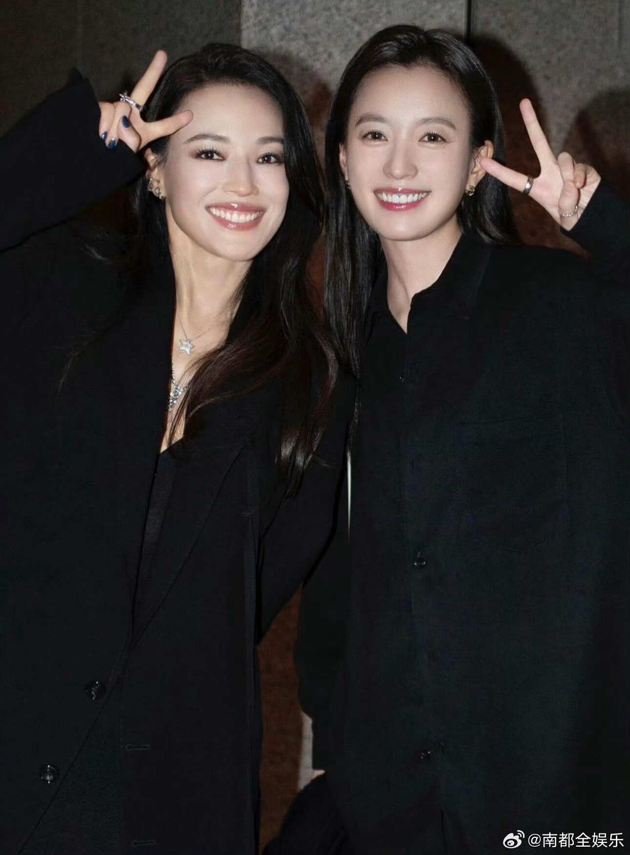 舒淇韩孝周合照29日，晒出与韩孝周的合影，并配文：“韩孝周美眉本人也太美了吧”。