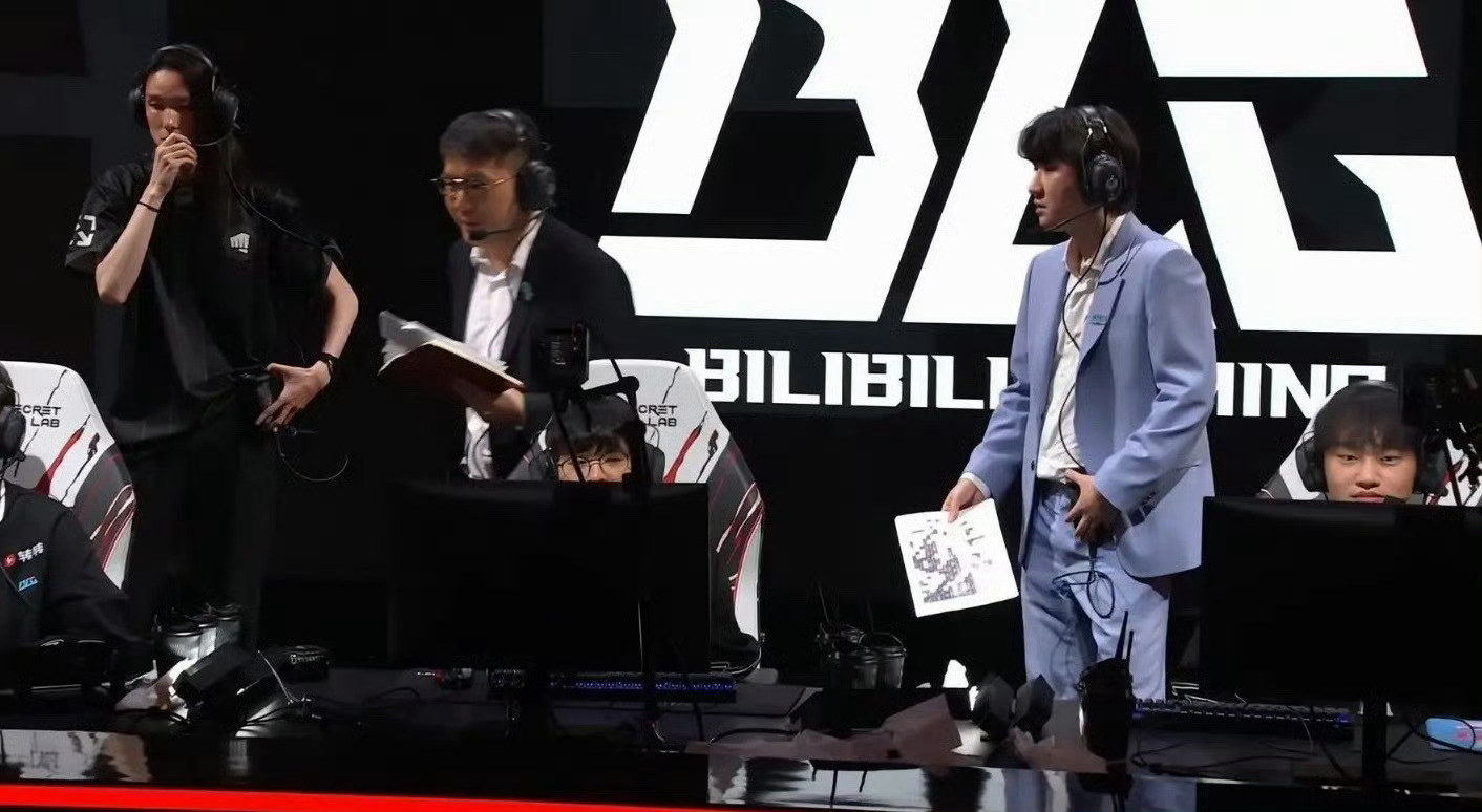 BLG战胜T1牛逼昂！外战赢了就是牛逼，不过这个导播有点过分了吧！你看人战术板干