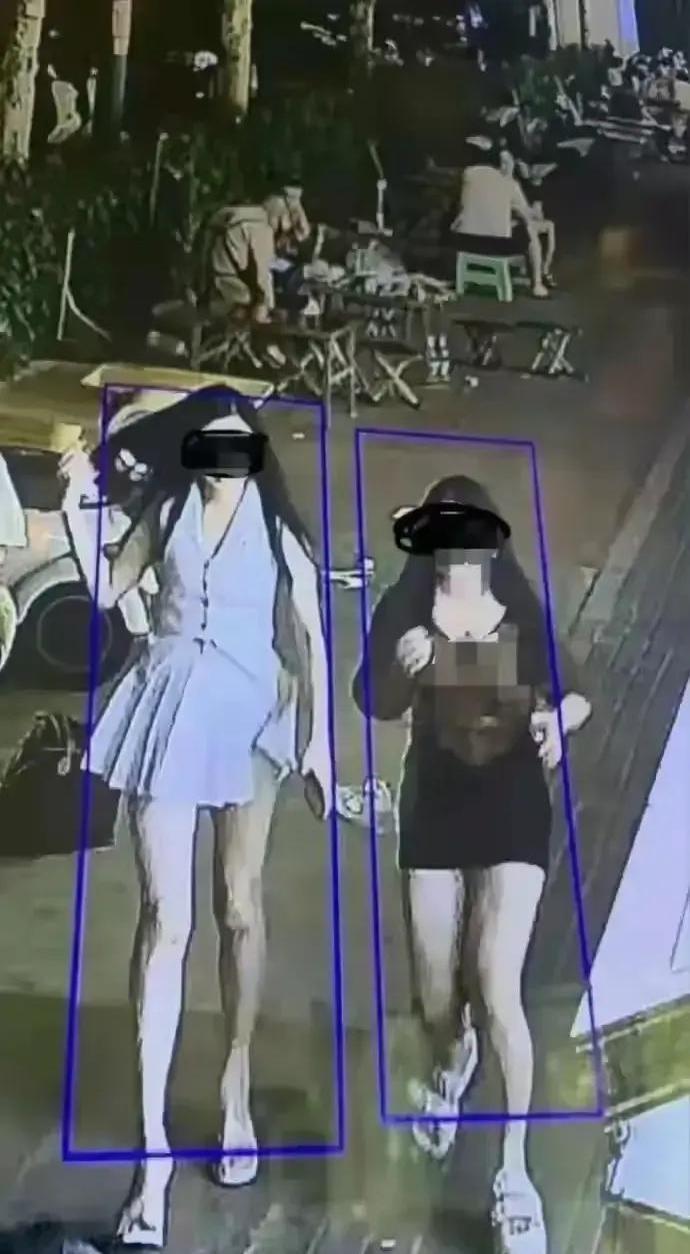 凌晨三点，都市夜生活才刚刚结束。两个打扮时髦的女生，摇摇晃晃地从酒吧出来。高跟鞋