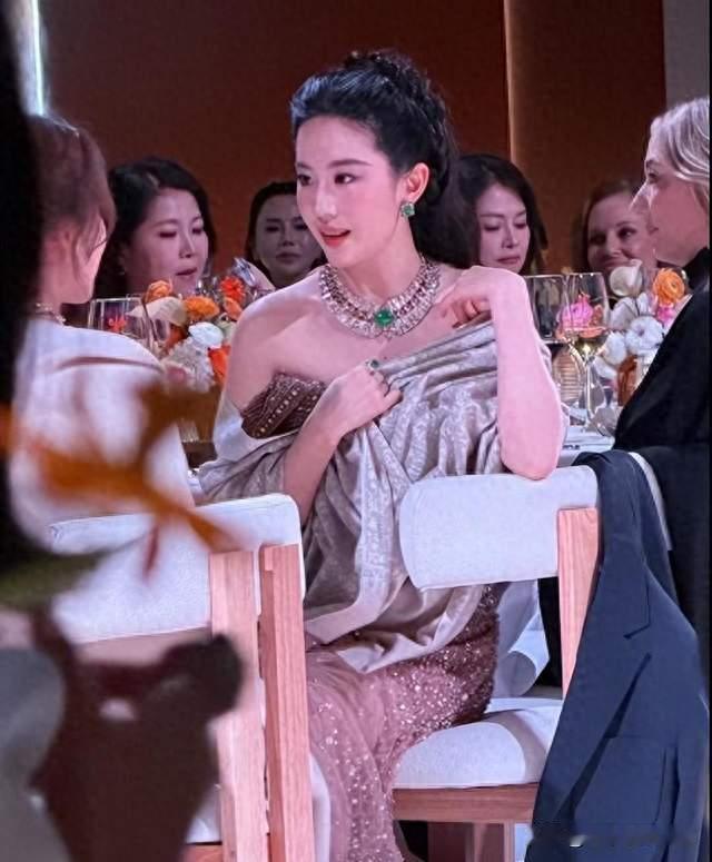 宝格丽晚宴一夜刷屏 刘亦菲挨评 刘嘉玲最炸！