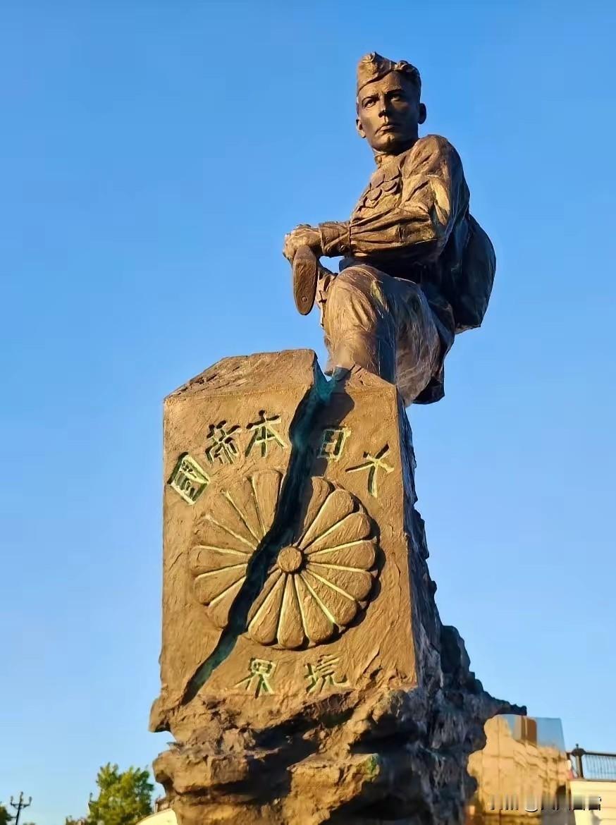 近日，日本首相和日本外务省要求俄罗斯拆除二战胜利纪念碑，原因就是该雕像“完全不可