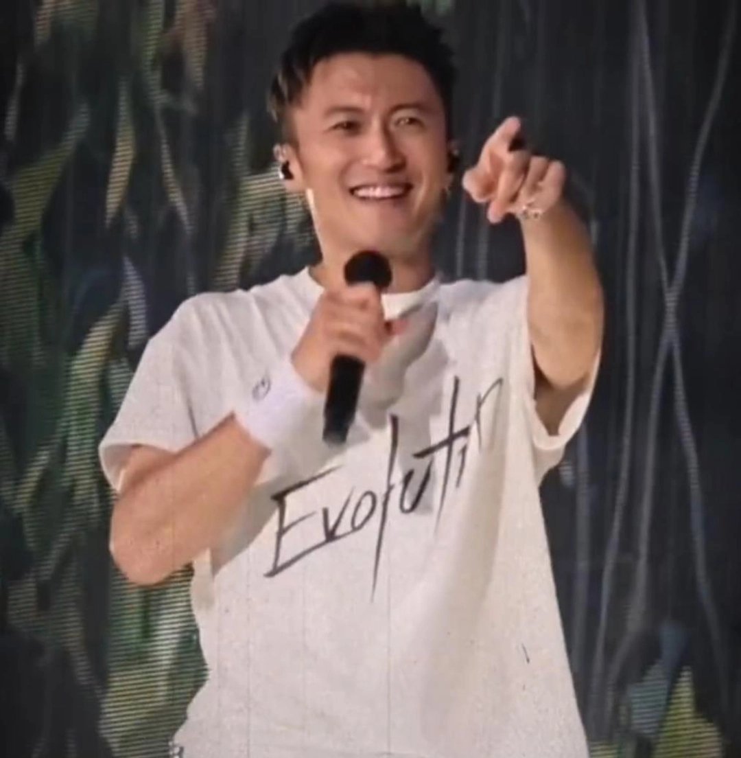 王菲现身谢霆锋演唱会，听玉蝴蝶感动落泪，谢霆锋曾回应世纪牵手日前，北京鸟巢，谢霆