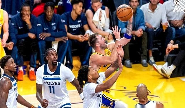 东契奇今晚把球馆当成了自家客厅，49分，末节直接接管比赛，谁拦得住？
八村塁三分