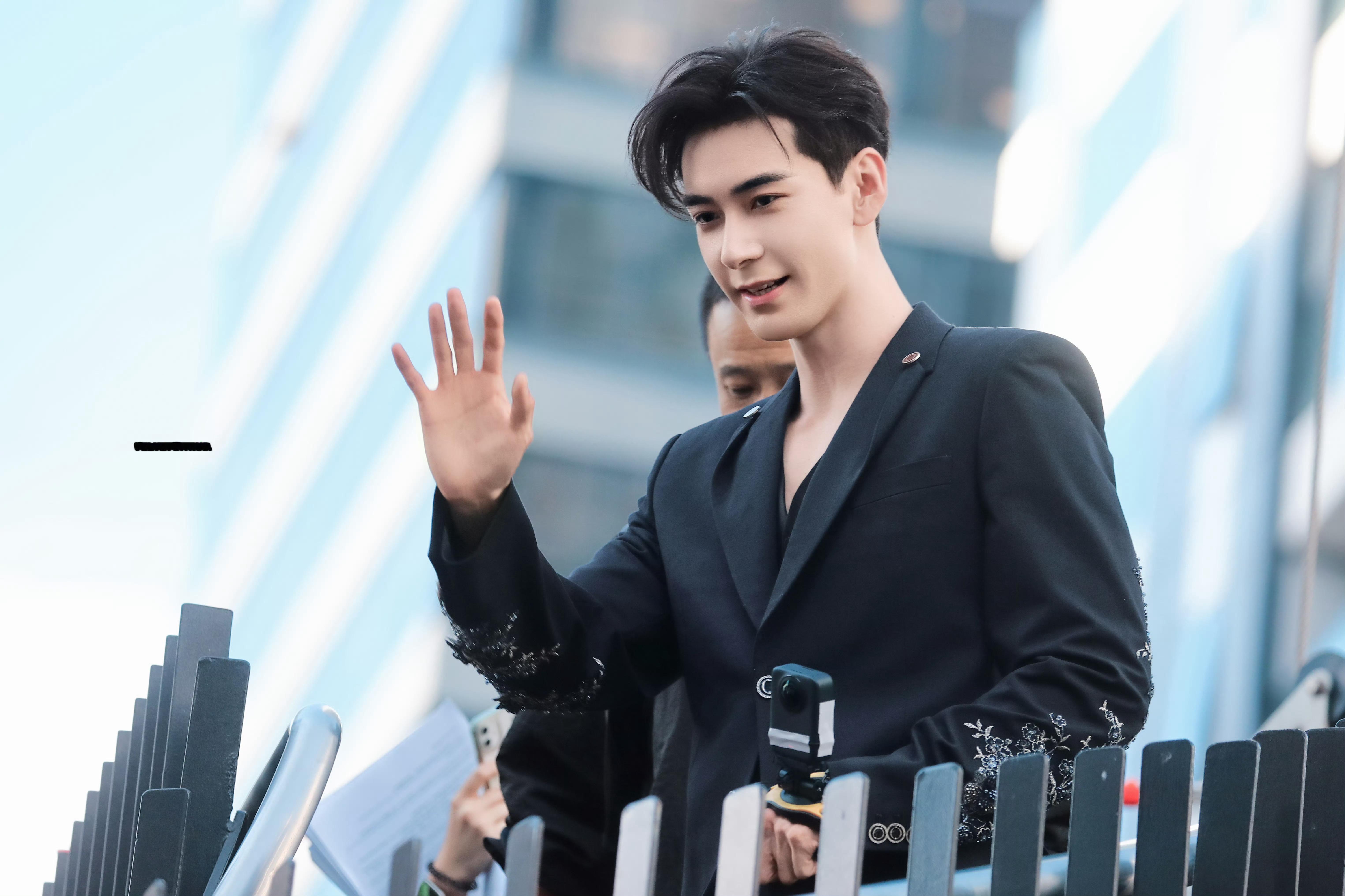 陈星旭西装蹦极 陈星旭很勇敢，夸夸夸～ 