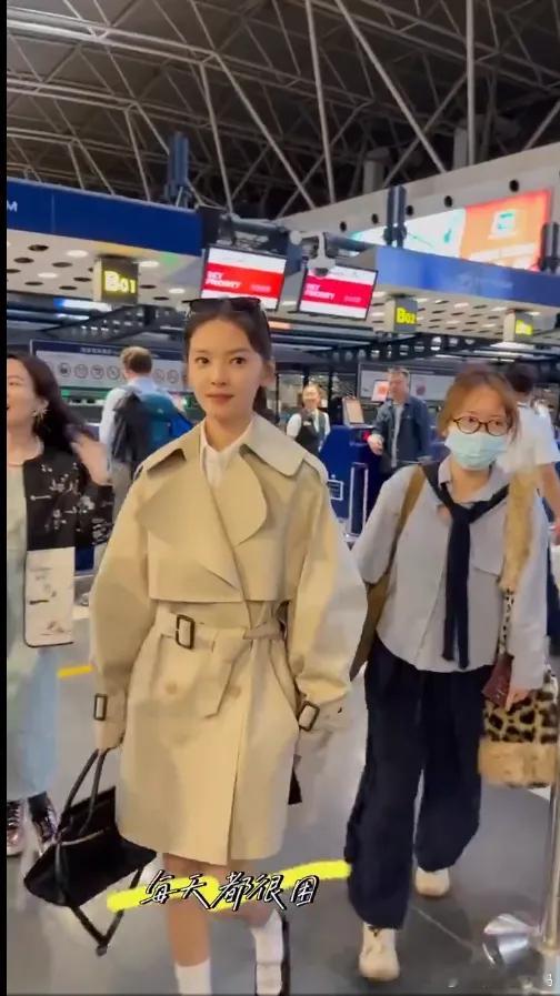 章若楠的巴黎时装周路透惊艳亮相。从淘宝模特到如今的流量小花，她的转型堪称励志典范