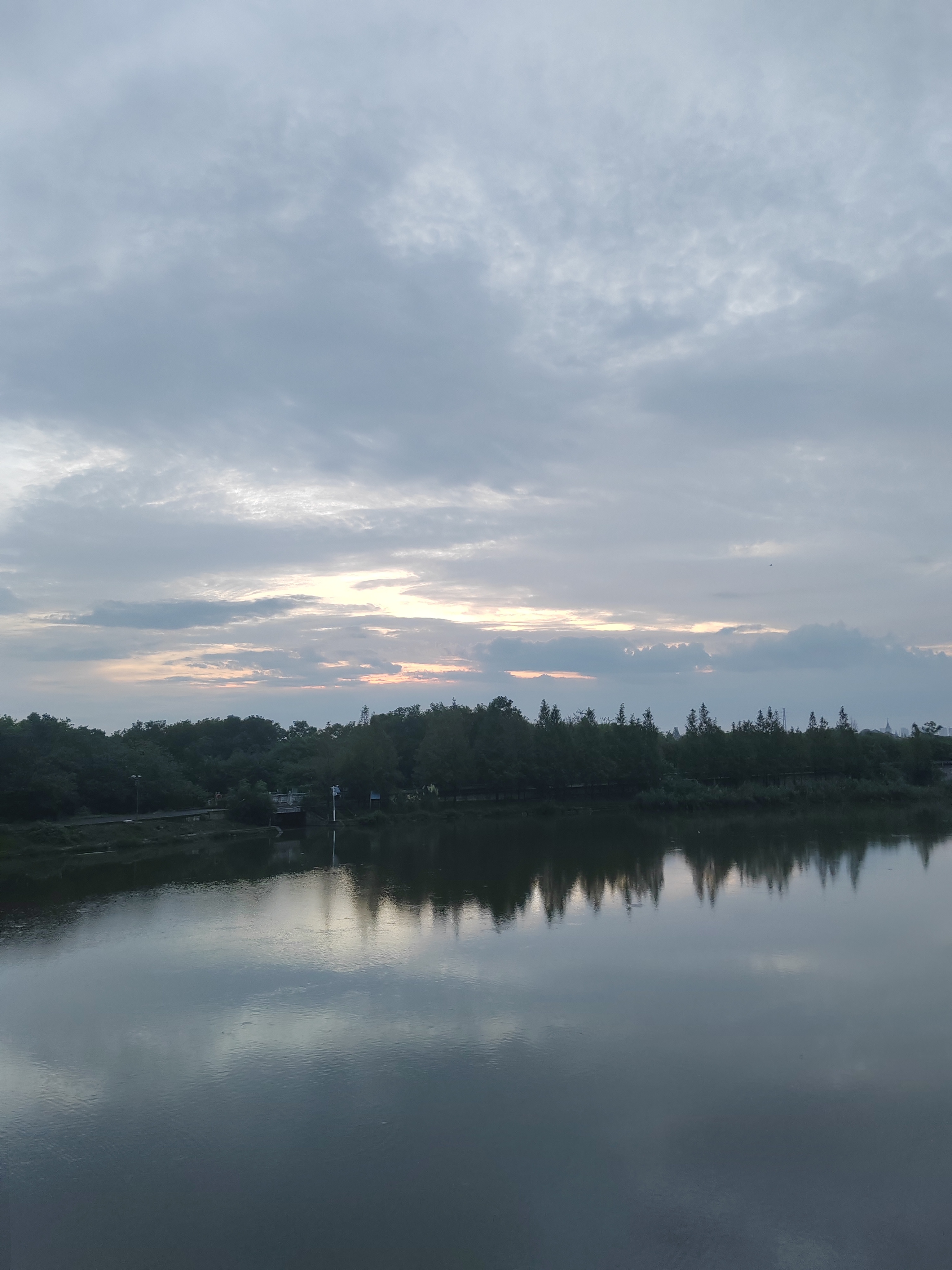 有时候慢性压力导致幻想沉溺，也会造成身体异常，比如过劳肥等，但相比找工作 焦虑，