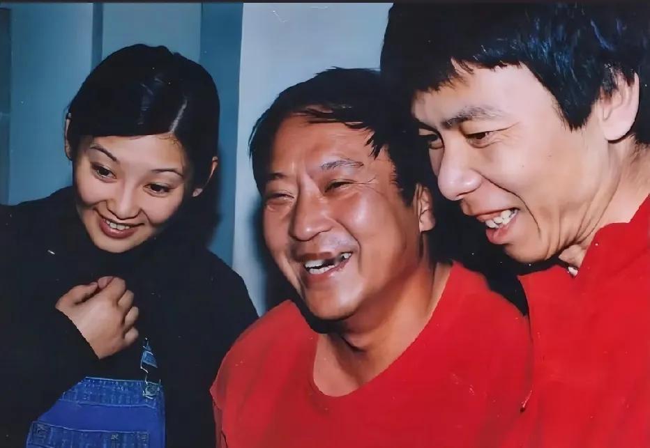 牛群来到好友冯小刚家里，来看望小小姐的一幕。 冯小刚宝儿 牛群搞笑视频