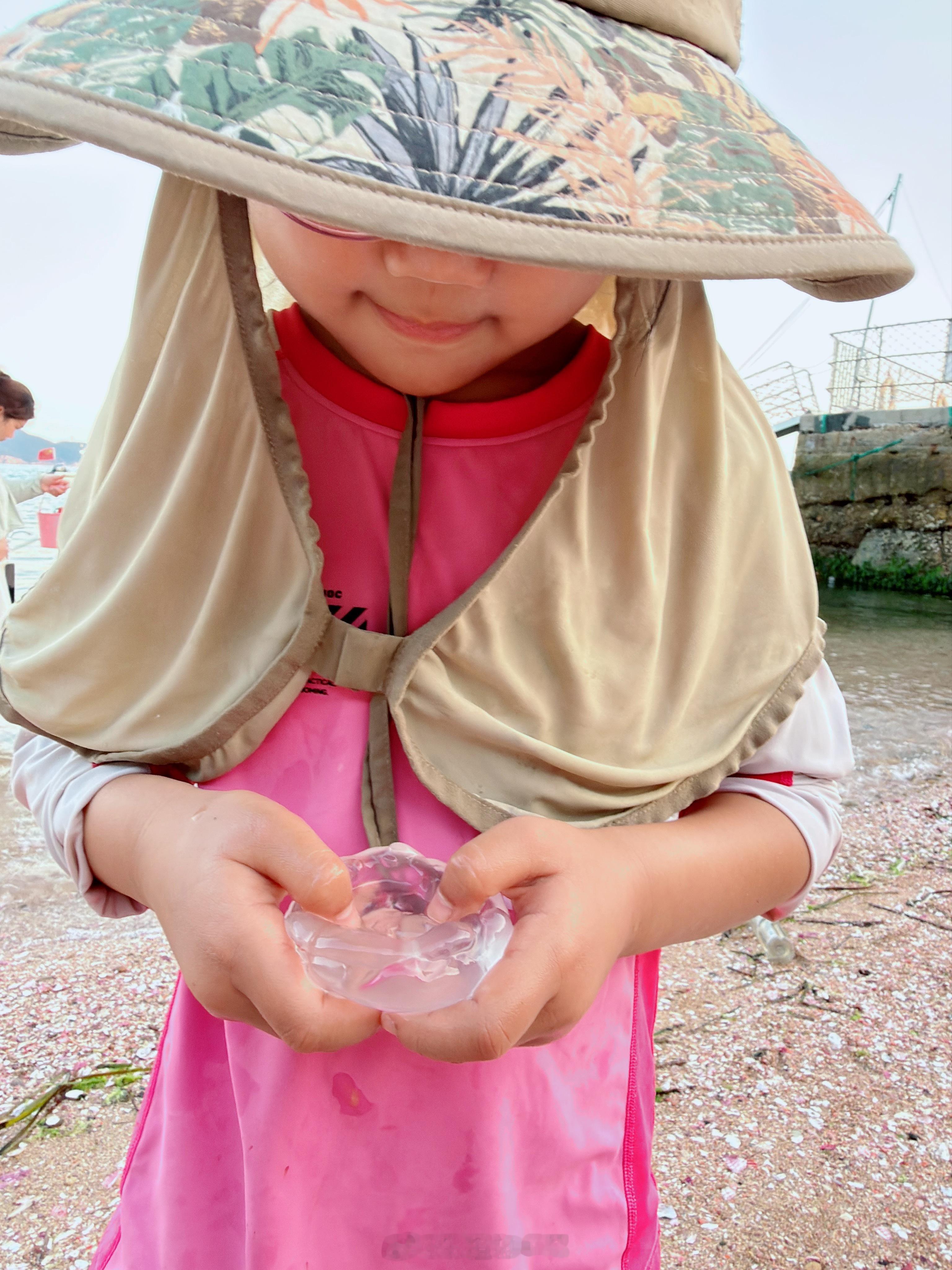 临走前竟然抓到了大螃蟹🦀和大海螺🐚，还有海蜇🪼 