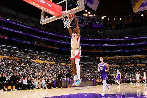 阿门季后赛至今的场均出场时间高达44分钟，排名联盟第一。关键是阿门到了季后赛在防