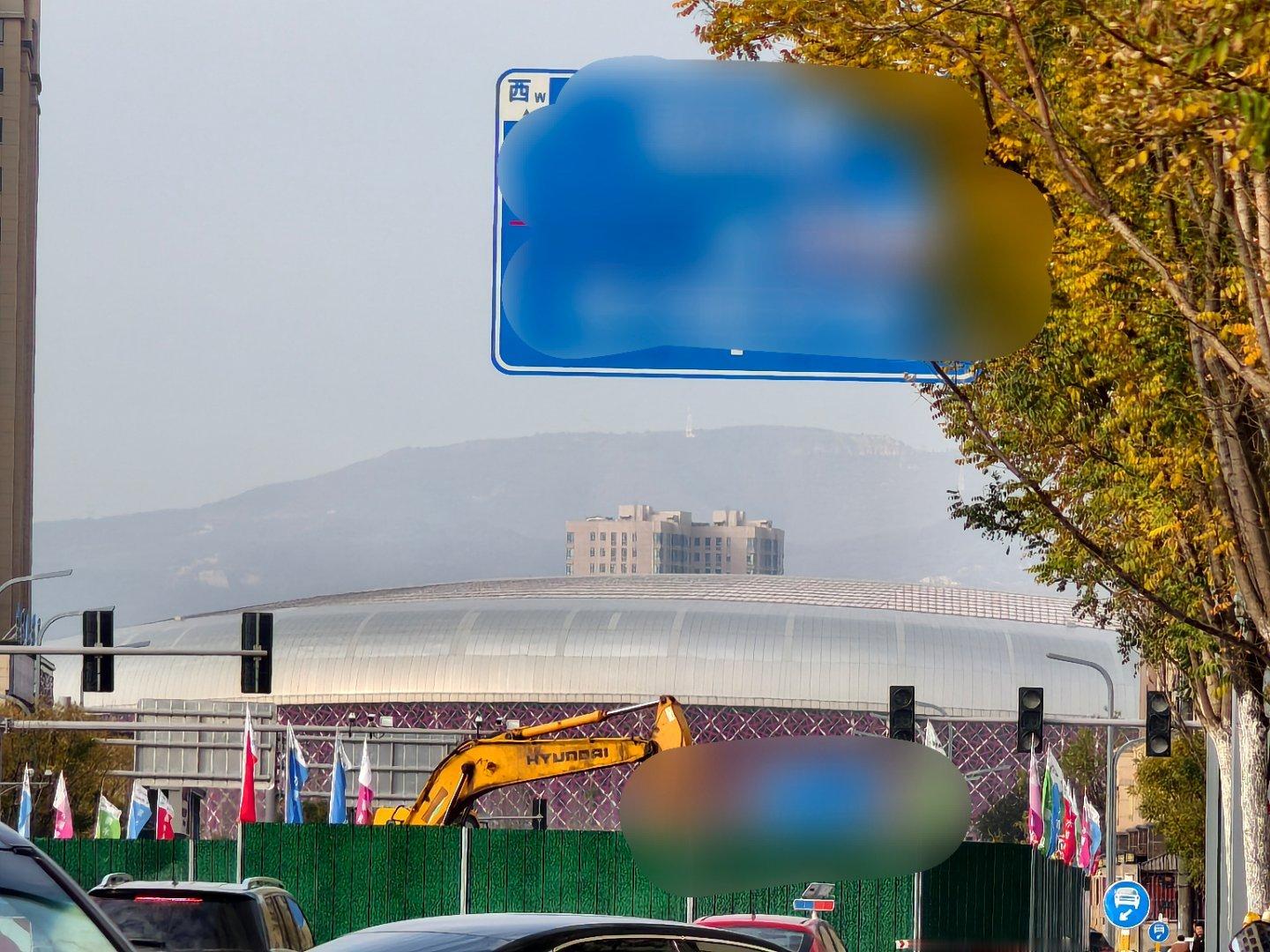 top应该来太原开演唱会，一眼就看见体育馆 