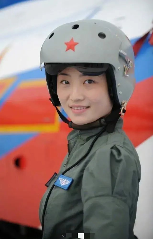 “金孔雀”余旭，首位歼-10女飞行员，把热血洒向蓝天​我们永远记得她这一位军中精