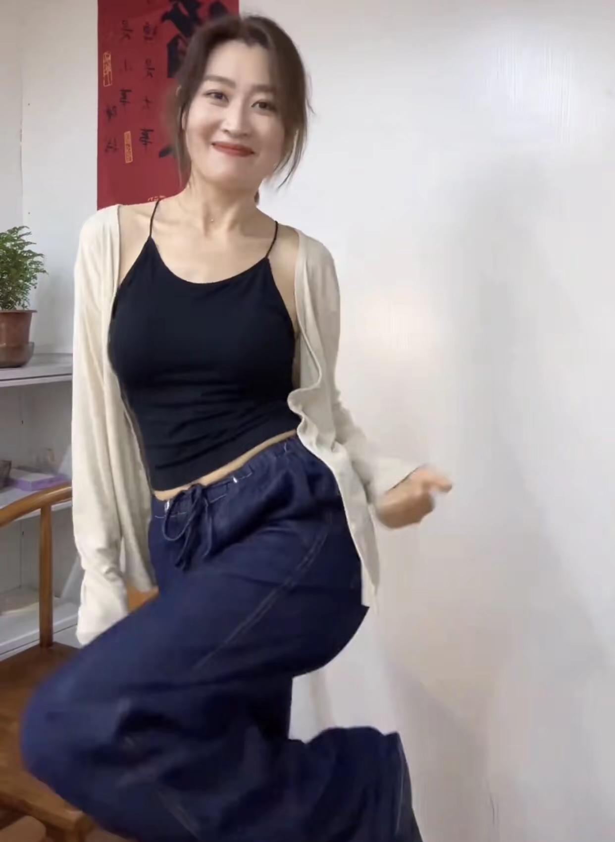 简约穿搭 吊带背心搭配牛仔裤 慵懒风穿搭 80后老阿姨 逗比日常