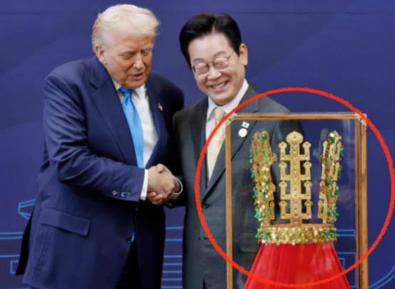 韩国总统李在明为了“讨好”到访的美国总统特朗普，不仅授予其象征韩国最高级别的荣誉