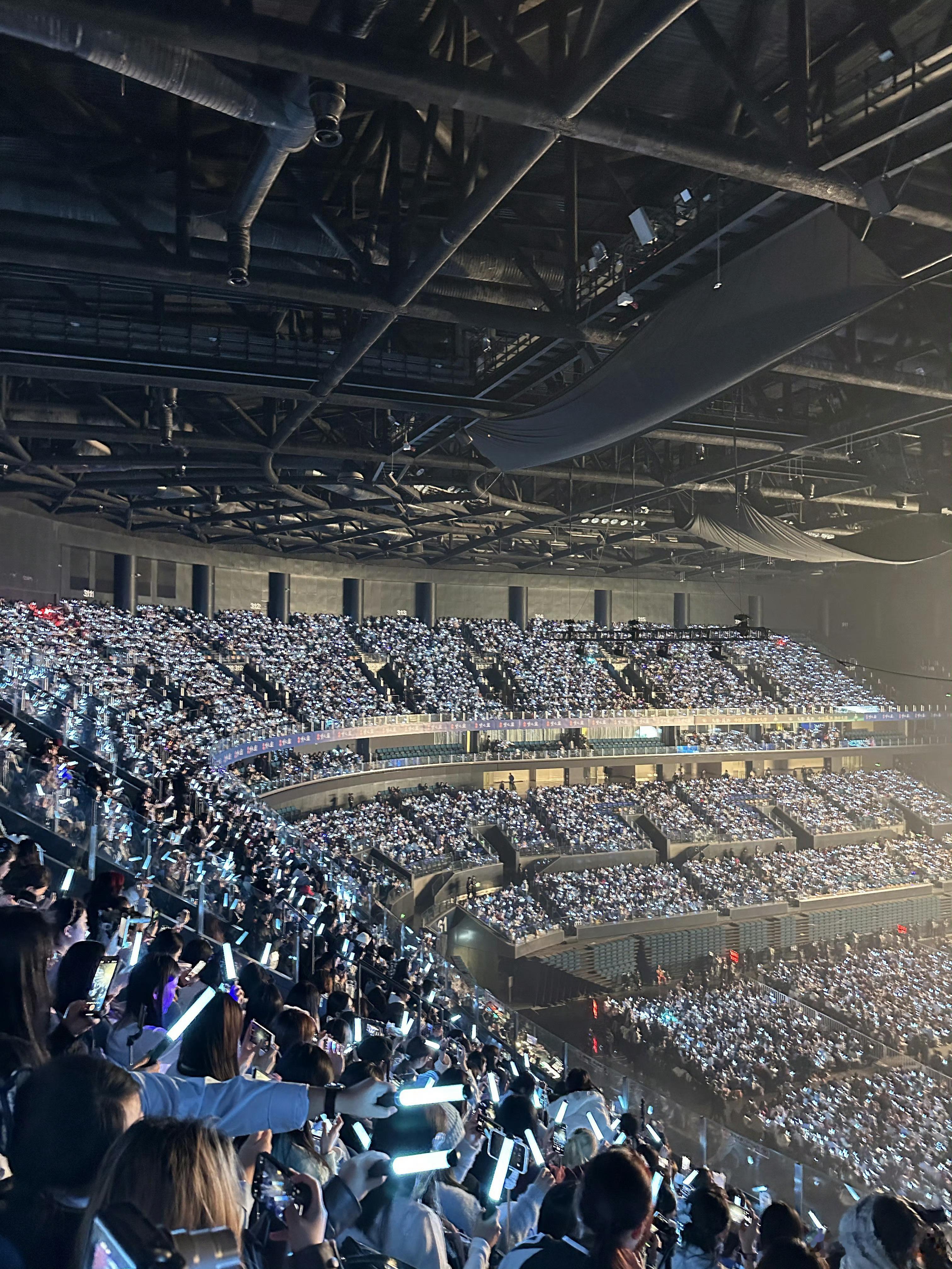 梓渝演唱会的上座率 这就是一百万人疯抢的梓渝演唱会！个人首场演唱会座无虚席，这才