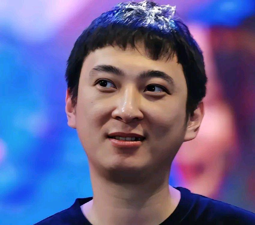 王思聪直播这事儿太有戏剧性了。8月3号晚他首开直播，以往他是给主播豪刷礼物的“金