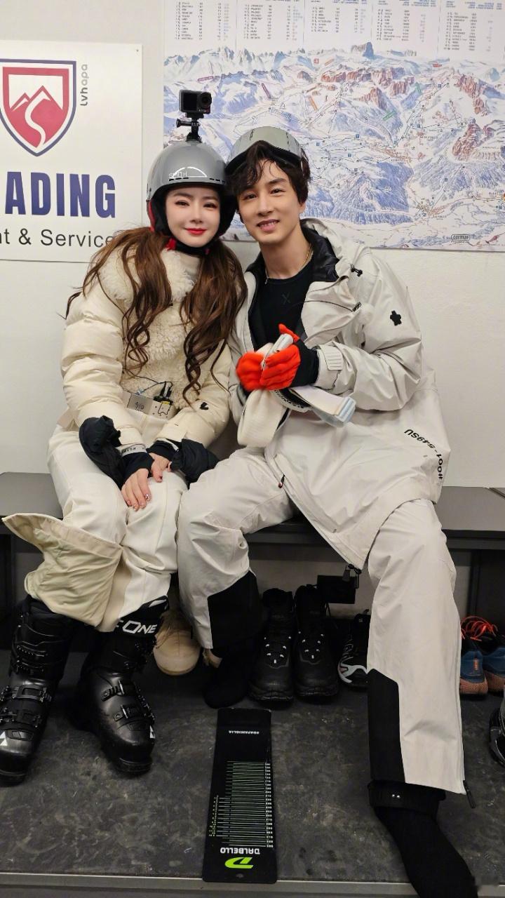 戚薇回应李承铉看中医 戚薇在直播回应网友询问李承铉有没有看中医，表示已经看了，“