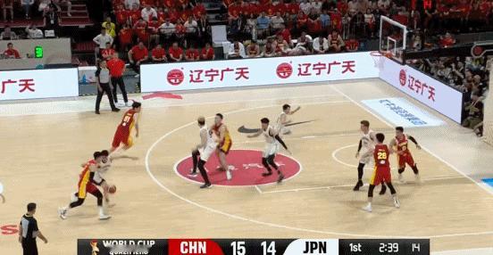 对面肯定是没少研究杨瀚森，郭导安排他替补登场，给他的传球要比热身赛好多了。 
