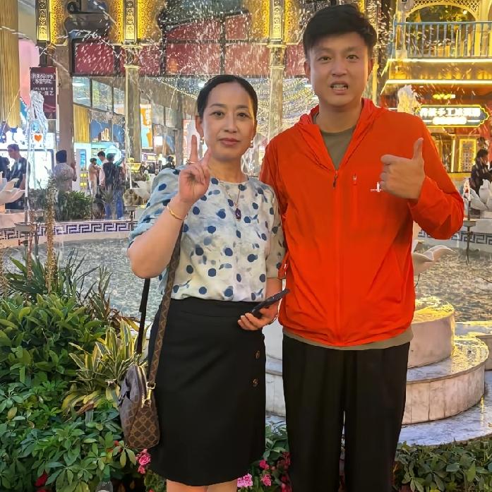 小松和秋秋带着小叔六叔来到新疆，见到了霞姐，并结束了一场轰轰烈烈的直播卖货。
只
