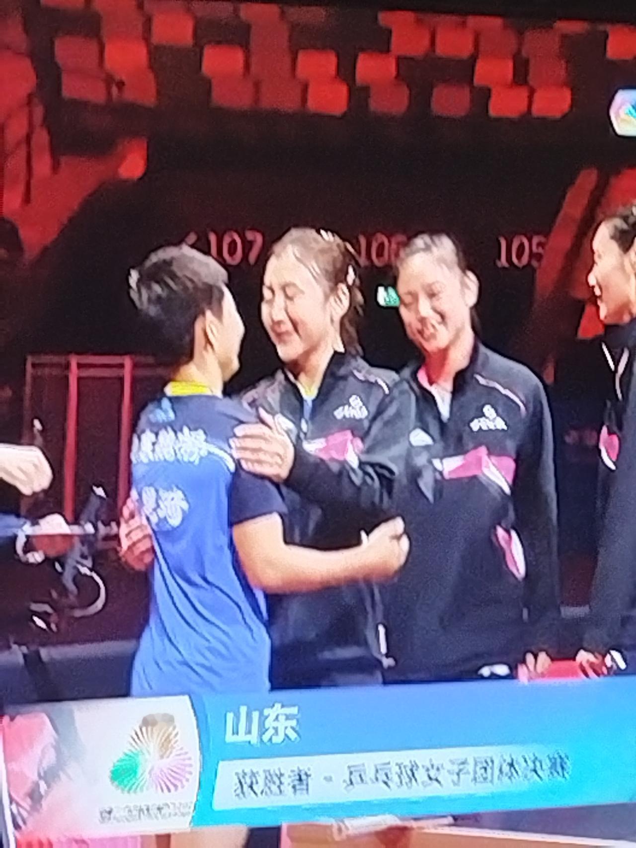 今晚全程观看了CCTV5+女子乒乓球团体决赛的转播。这场比赛真是没有白看，两队给