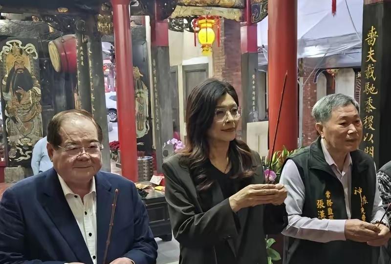 昨天有媒体人放出消息，称“国民党本土派一堆大佬已在秘密基地完成协议，年底将逼宫并