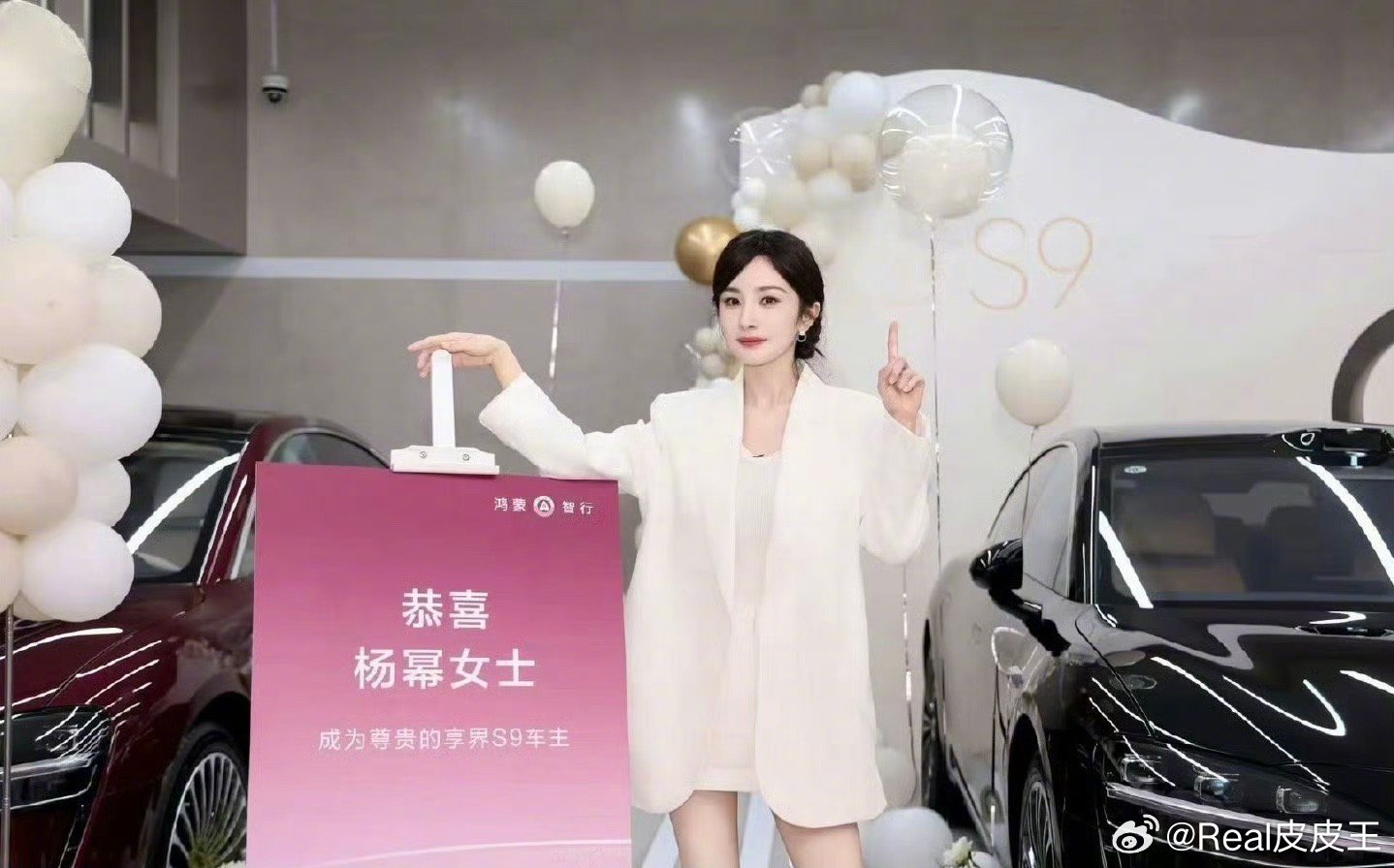 还记得杨幂之前发文喜提享界S9吗？今天老余带杨幂体验新车的视频就露出了，看看这如