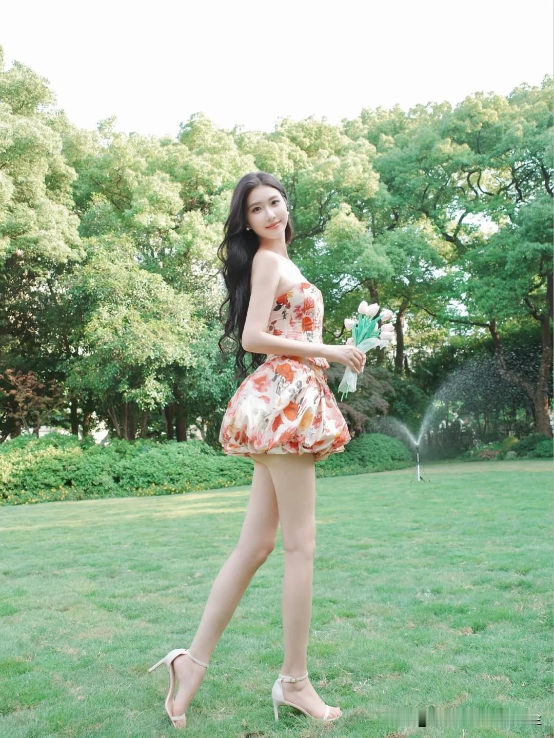 花落人归处，笑语满芳园。蝶舞繁花香满径 花落不负 秋来菓满园