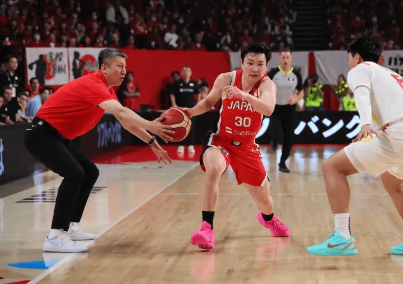 有趣，郭士强成为了中国男篮——“最佳防守球员”！
昨晚，2027年世界杯预选赛，