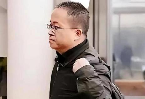 戴了9年电子脚镣，他无罪归国：美国锁住的芯片科学家，终于回家。

2015年5月