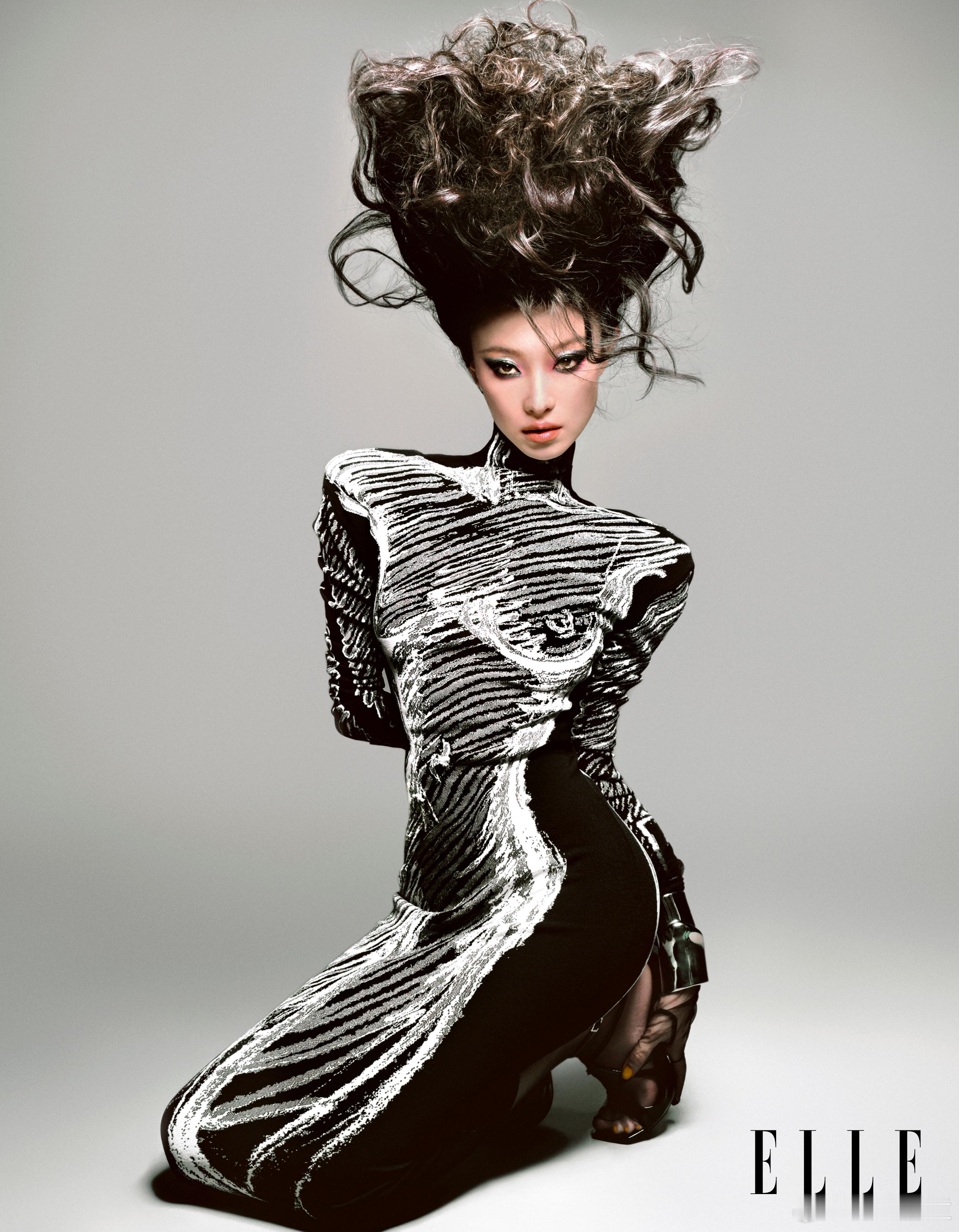 倪妮ELLE开季刊封面倪妮十登ELLE封面，从报纸遮体的先锋创意到深V镂空的极致