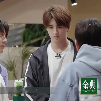 想随机在好友圈抽几个倒霉蛋和我一起做红v（拿着鞭子跃跃欲试） 