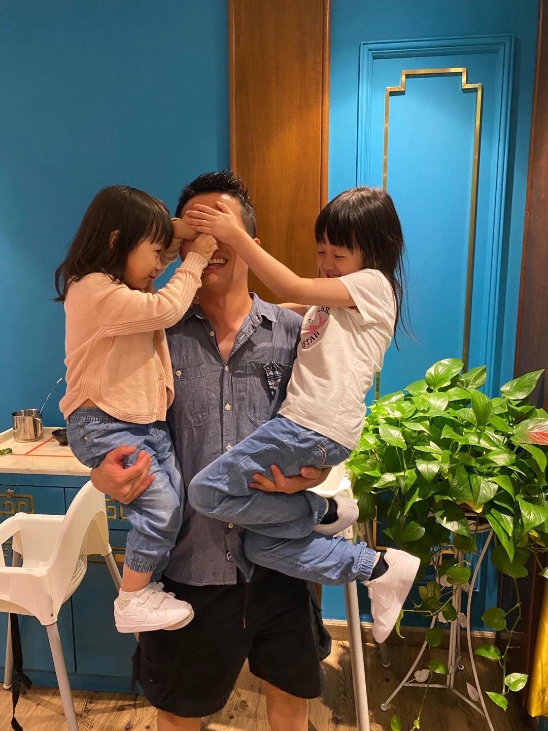 小时候可以一下抱两个、现在一下抱两个就非常吃力了。 ​​​