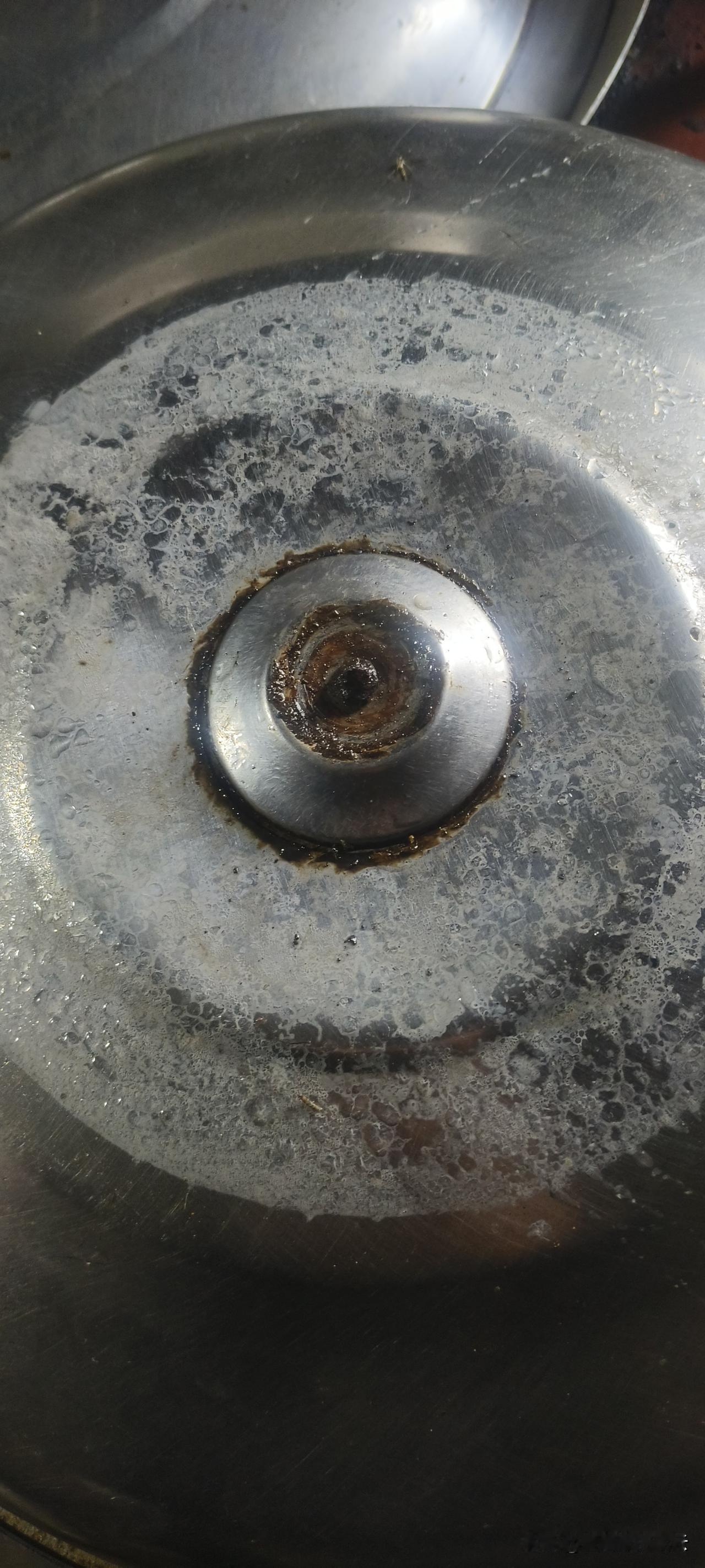 由于用了很久，接头处生锈了，用镙丝刀下不下来了，怎么办呢？左思右想选择直接砸开，