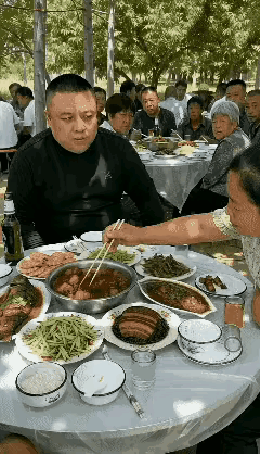 你不会经常跟这样的人在一起坐席的，坐一会走人就行了，让人家好好享受人间美味又何妨