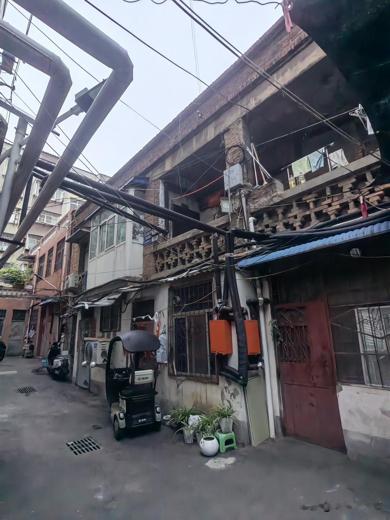 焦作市中心还隐藏着这样两层的小楼房，咱也没有进去过，也不知道这种楼房里面的空间有