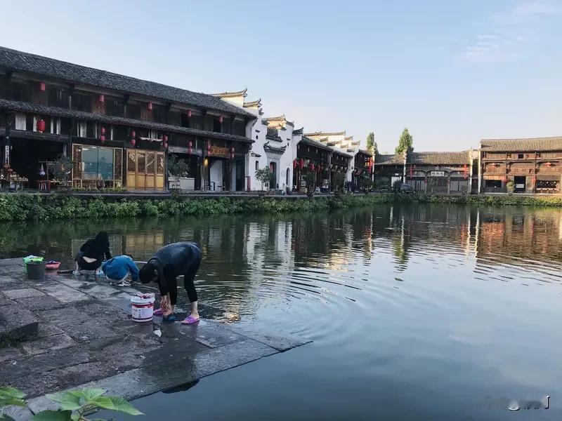 最近翻旧诗词偶然撞见这句“月洗兰溪万缕香，芥舟邀对”，瞬间整个人都慢下来了。
想