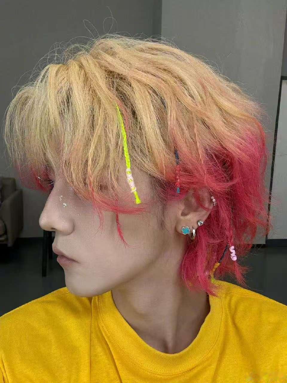 鹿晗搞怪眼镜随拍鹿晗彩色小辫自拍🈶鹿晗彩色小辫自拍 ​​​
