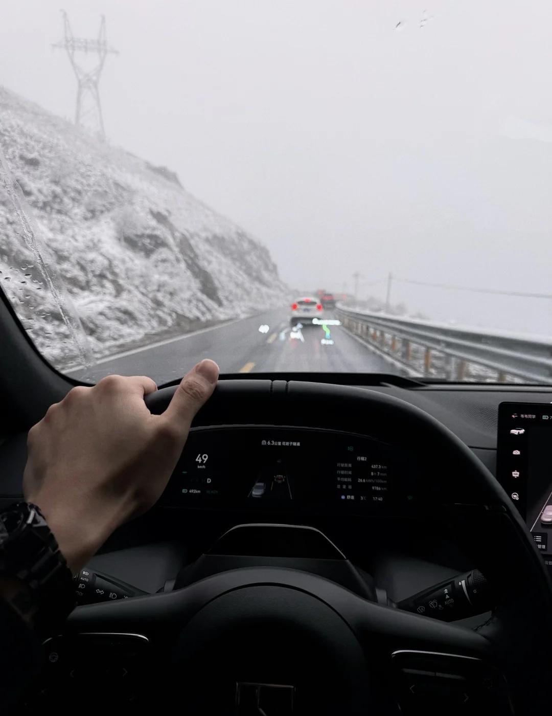 去理小路
临时起意跟朋友邀约出门自驾放风
在小骗书看了很多攻略后
决定去跑跑理小