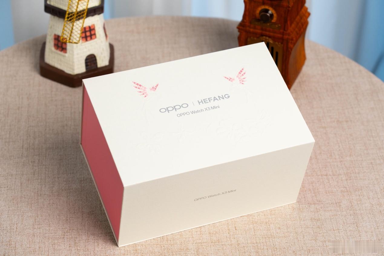 开箱 OPPO Watch X3 Mini × HEFANG 联名礼盒。全新的粉