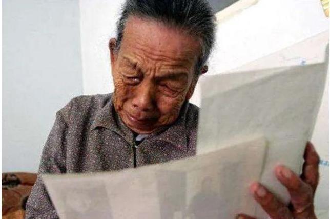 1945年，中国夫妇收养了4岁的日本弃婴，顶着辱骂，将其抚养长大。40年后弃婴回