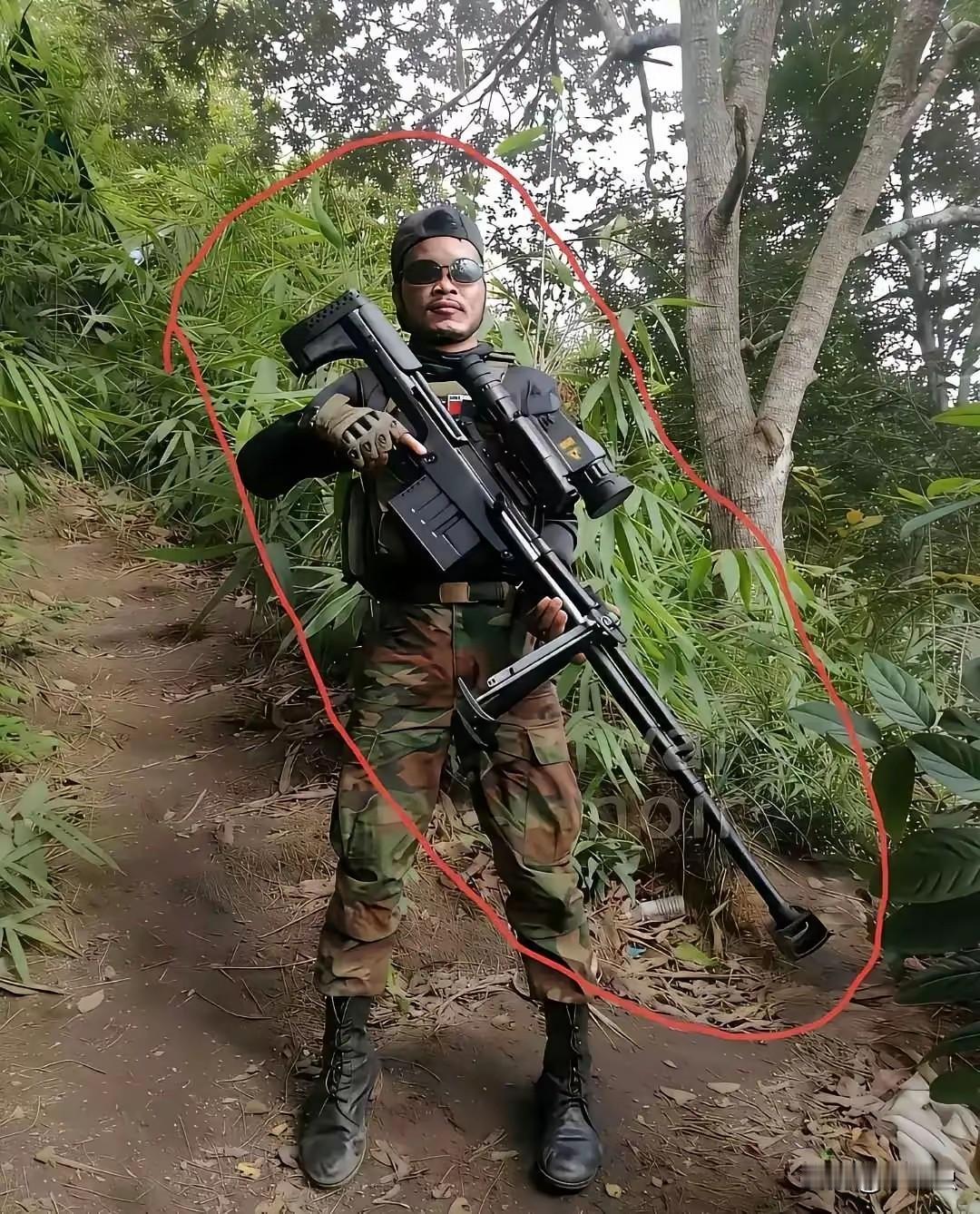 柬埔寨的设备，全是游戏里的穿越火线设备。
这位柬埔寨士兵，拿到现实版的机枪。
晒