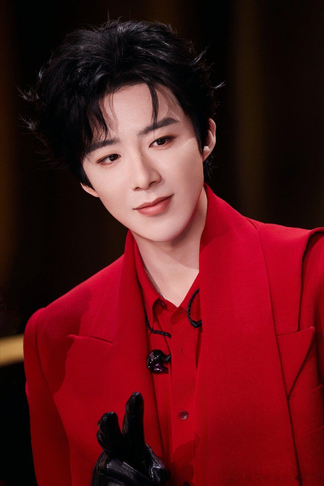 刘宇宁红西装配低音炮摇滚范十足该相逢的人会再相逢~红衣配大喇叭~给我们独一无二的