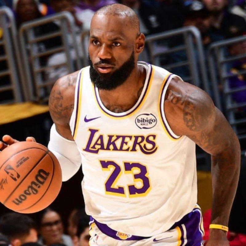 詹姆斯谈到自己在球权使用率低的情况下仍保持高效时表示：“秘诀就是做一名全能的运动