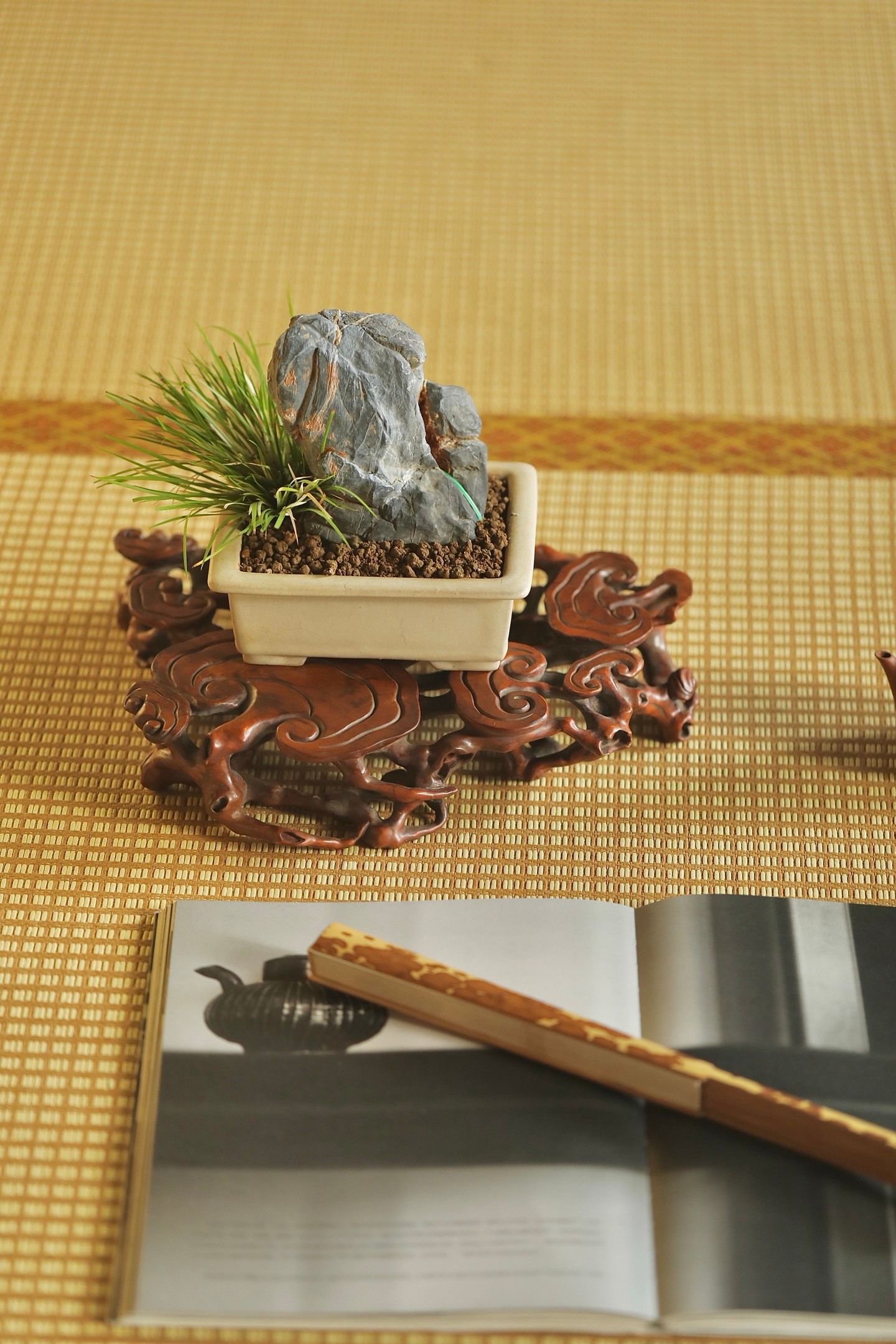 黄杨木 | 灵芝底座器身以灵芝为主题，九芝缠绕，枝蔓盘曲，线条婉转流畅，灵动自然