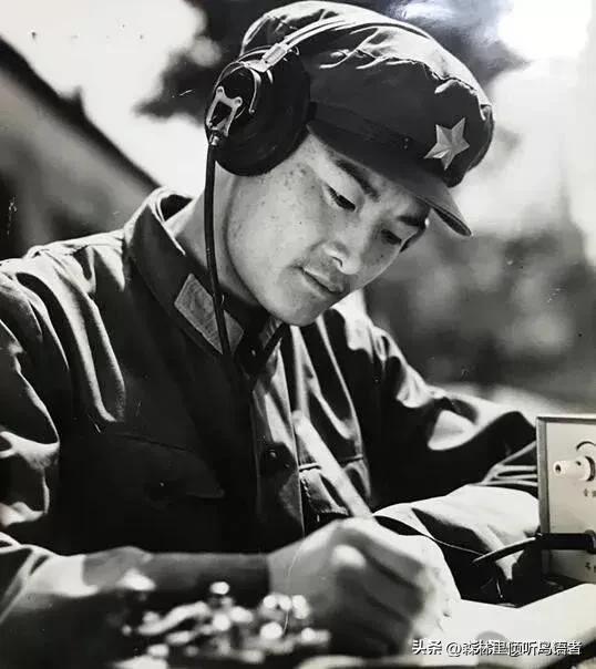 1979年，排长和副连长接连牺牲，步话机天线折断，敌群蜂拥而至的危急关头，他用身